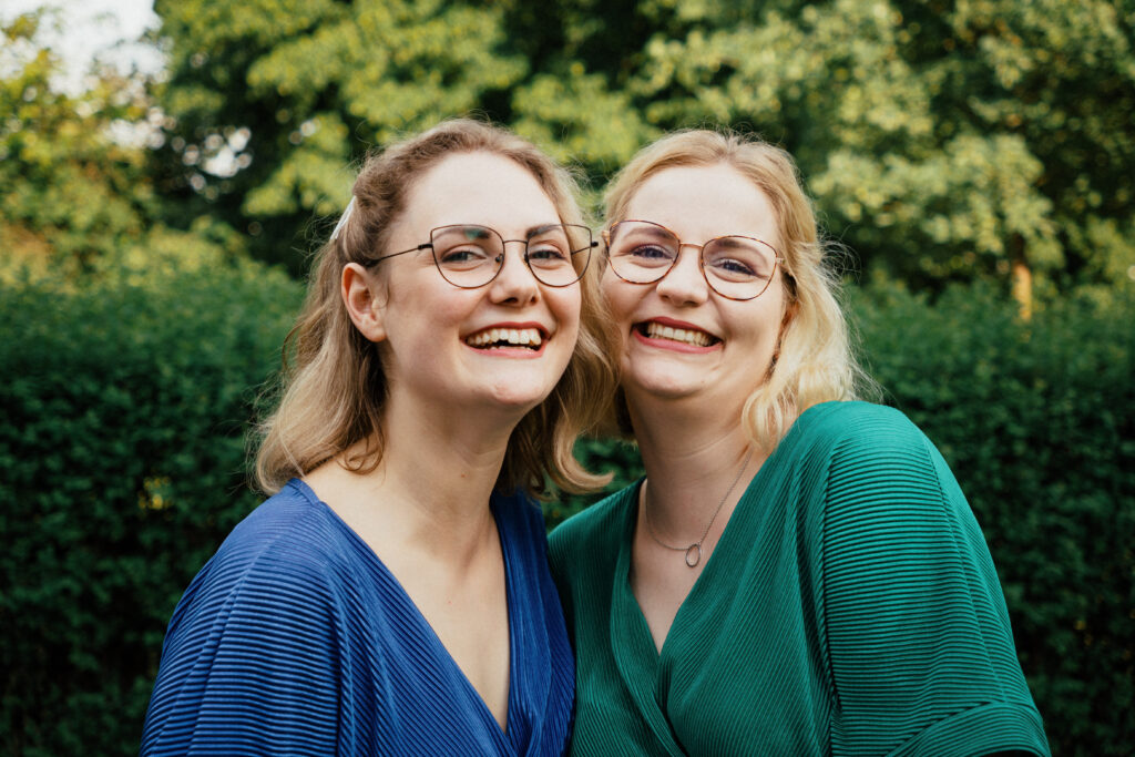 Duo singende Laerchen, zwei mädels mit einem lächeln im gesicht